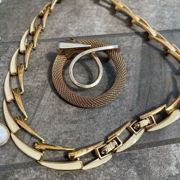 Vintage Monet plus other choker necklaces and a gold tone broach - Picture 13 of 13